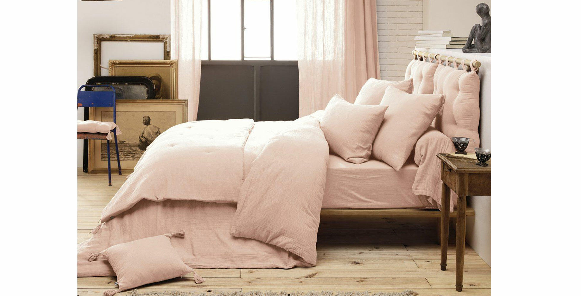 cama con almohadas hinchables