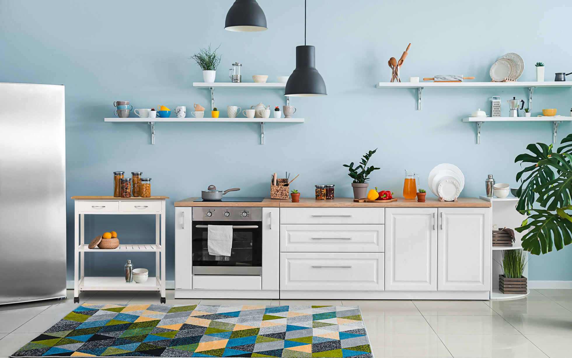 vue d'une cuisine blanche avec tapis de cuisine bleu à motifs