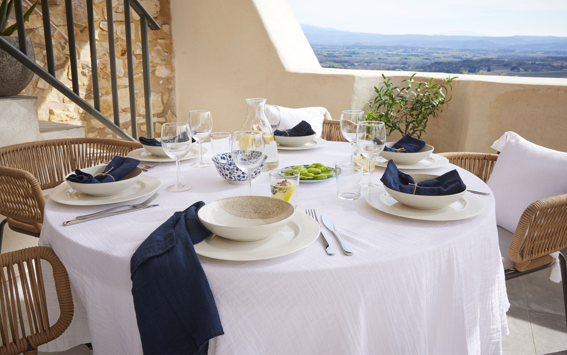 nappe ronde en double gaze de coton blanche et serviettes bleu nuit