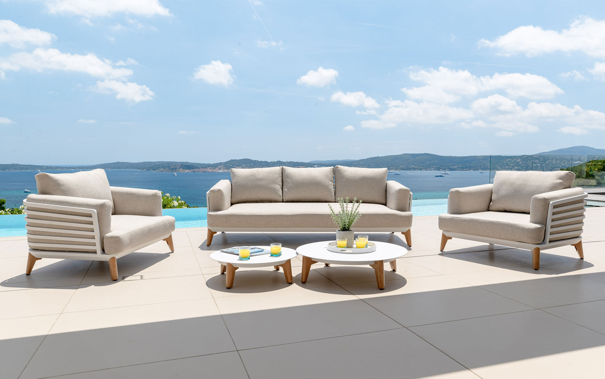salon de jardin design 5 places aluminium blanc et taupe