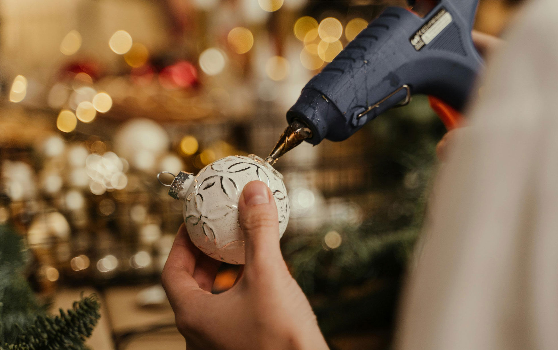 pistolet à colle pour décor boule de noël
