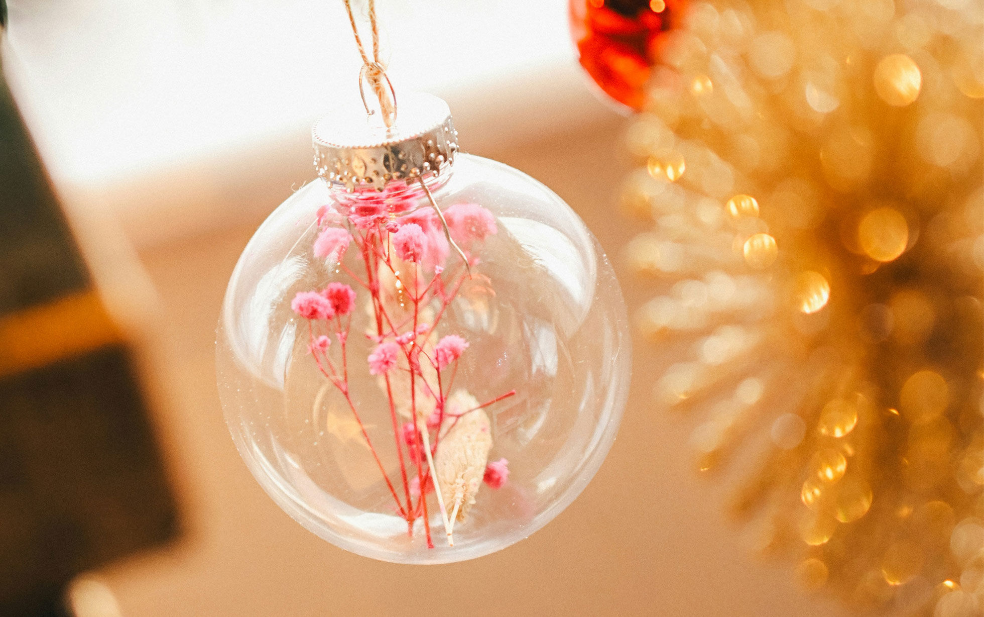 pallina di Natale con fiore all'interno