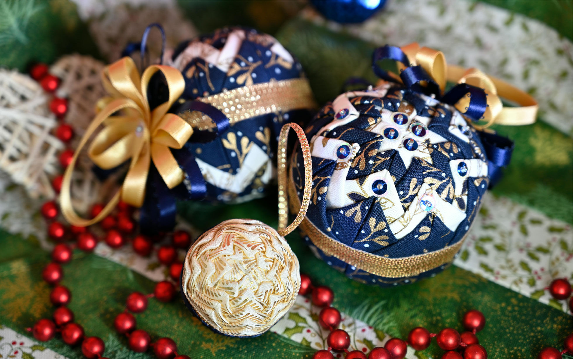 palline di Natale patchwork blu con nastro dorato