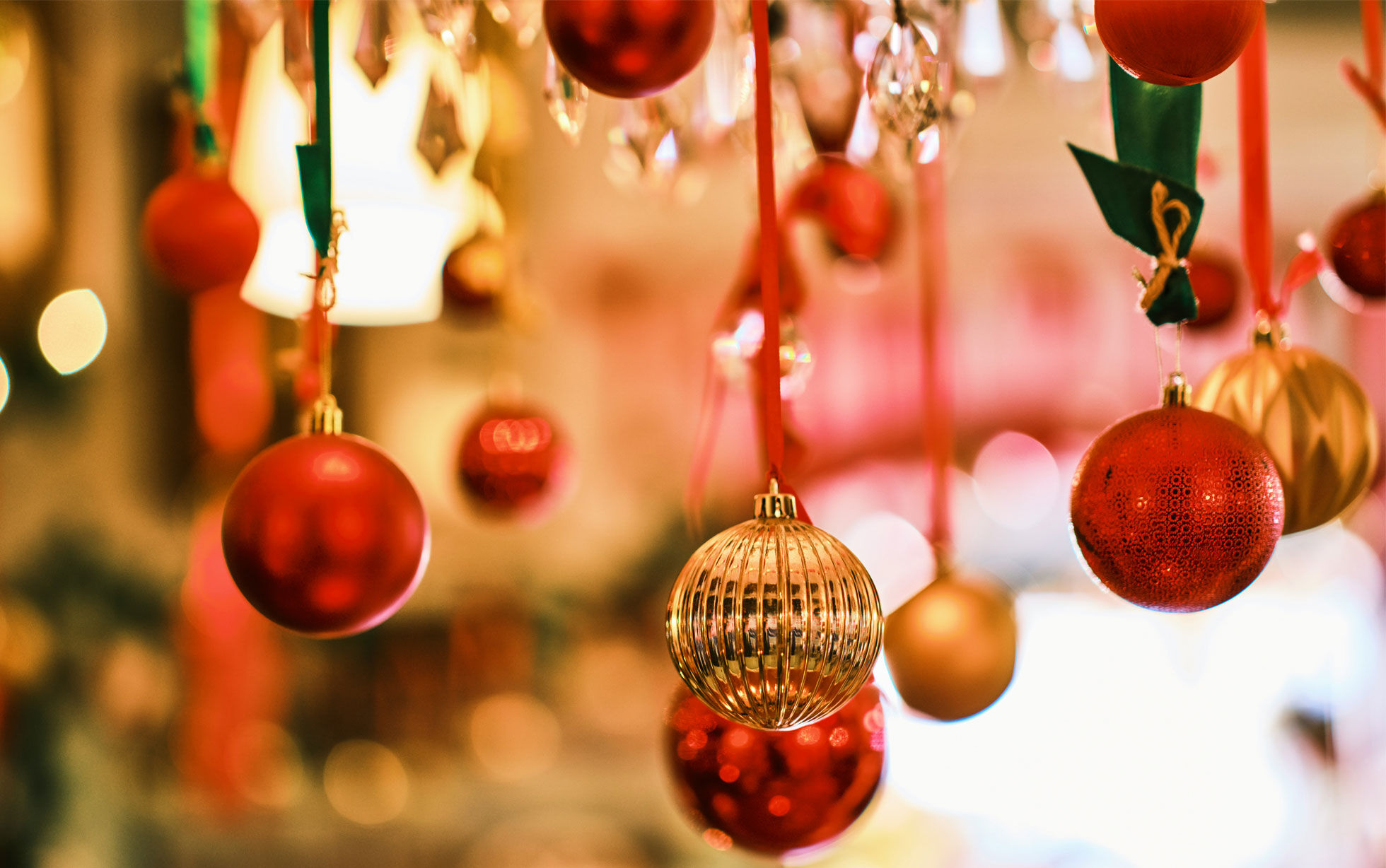 boules de noël suspendues dorées et rouge