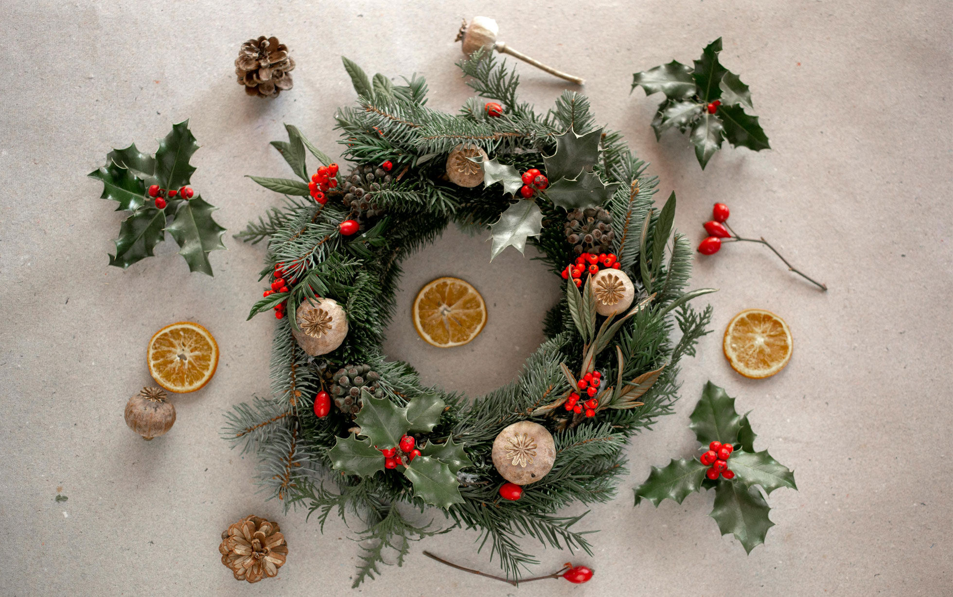 couronne de noël houx et écorces d'orange