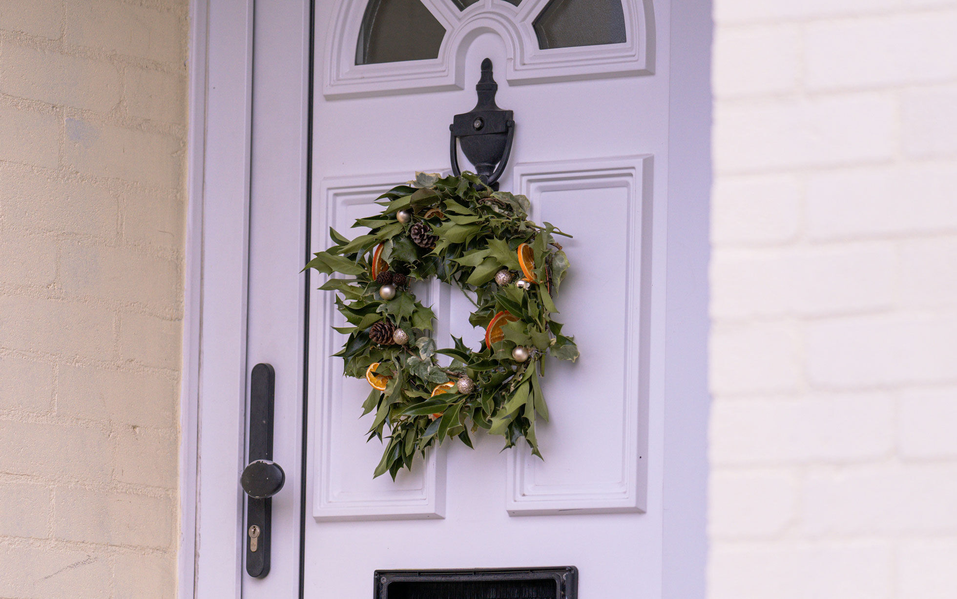 Weihnachtskranz Haustür weiß