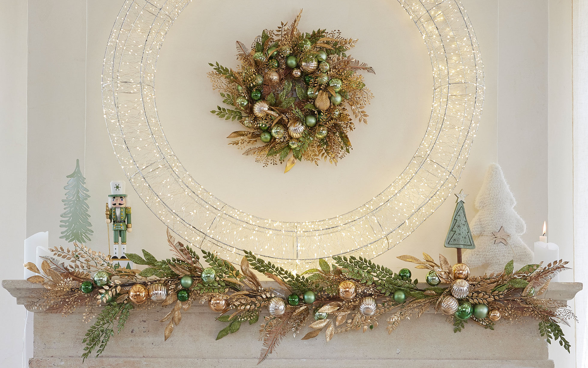 Weihnachtskranz auf einem Kaminsims