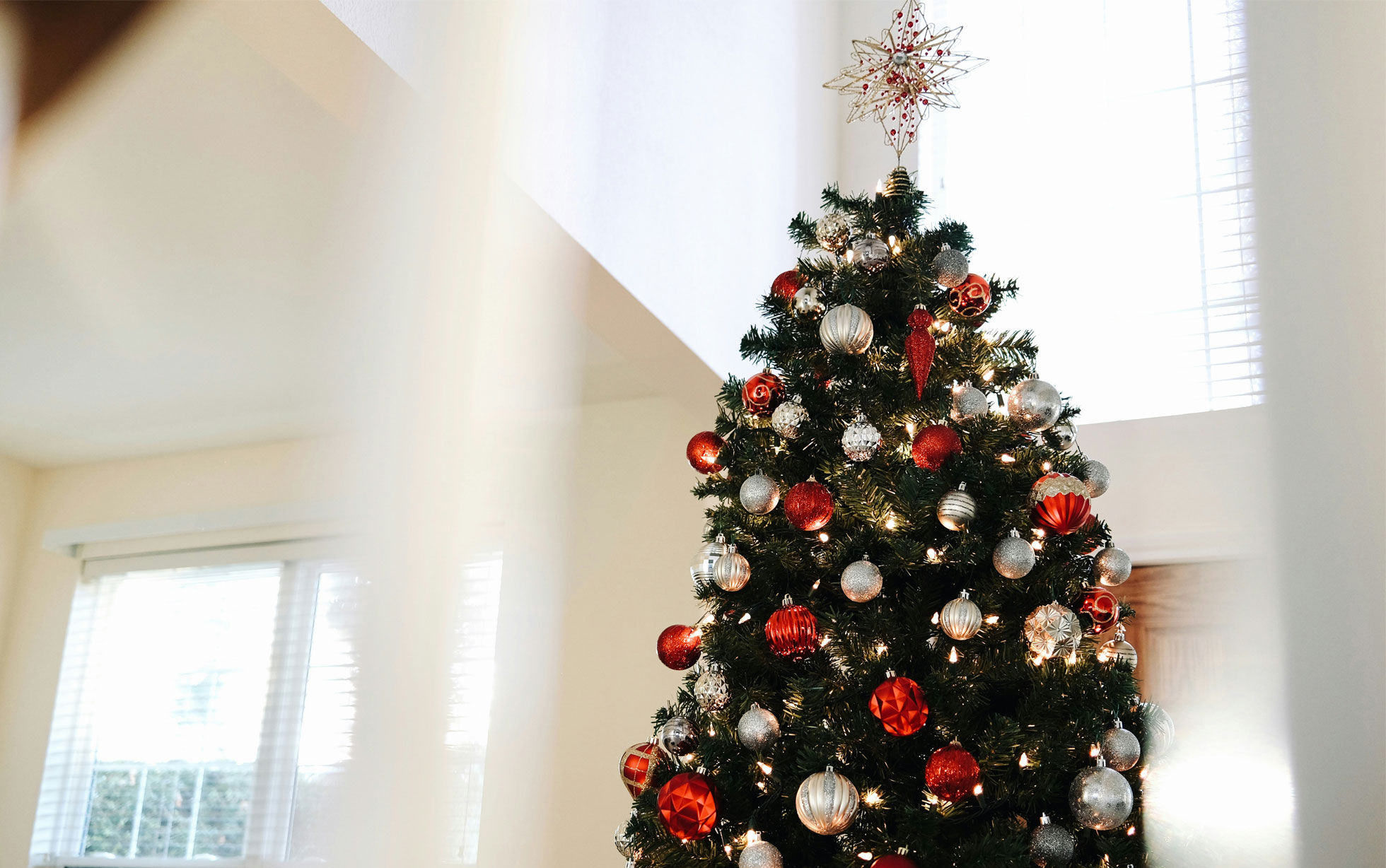 sapin de noël boules rouge et argent
