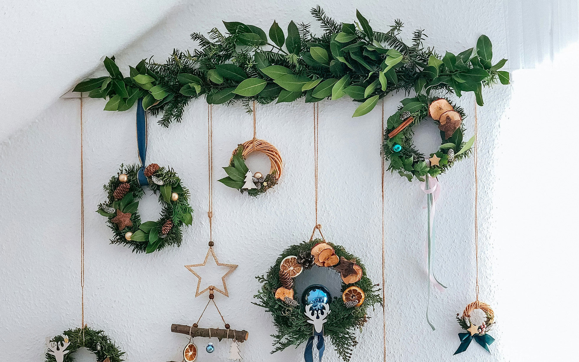ensemble de couronnes de noël contre un mur