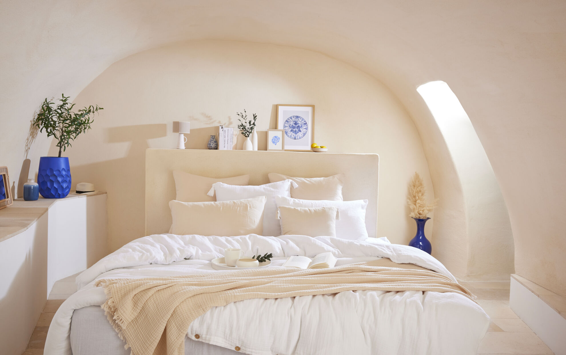 chambre naturelle décorée avec du linge de lit en gaze de coton