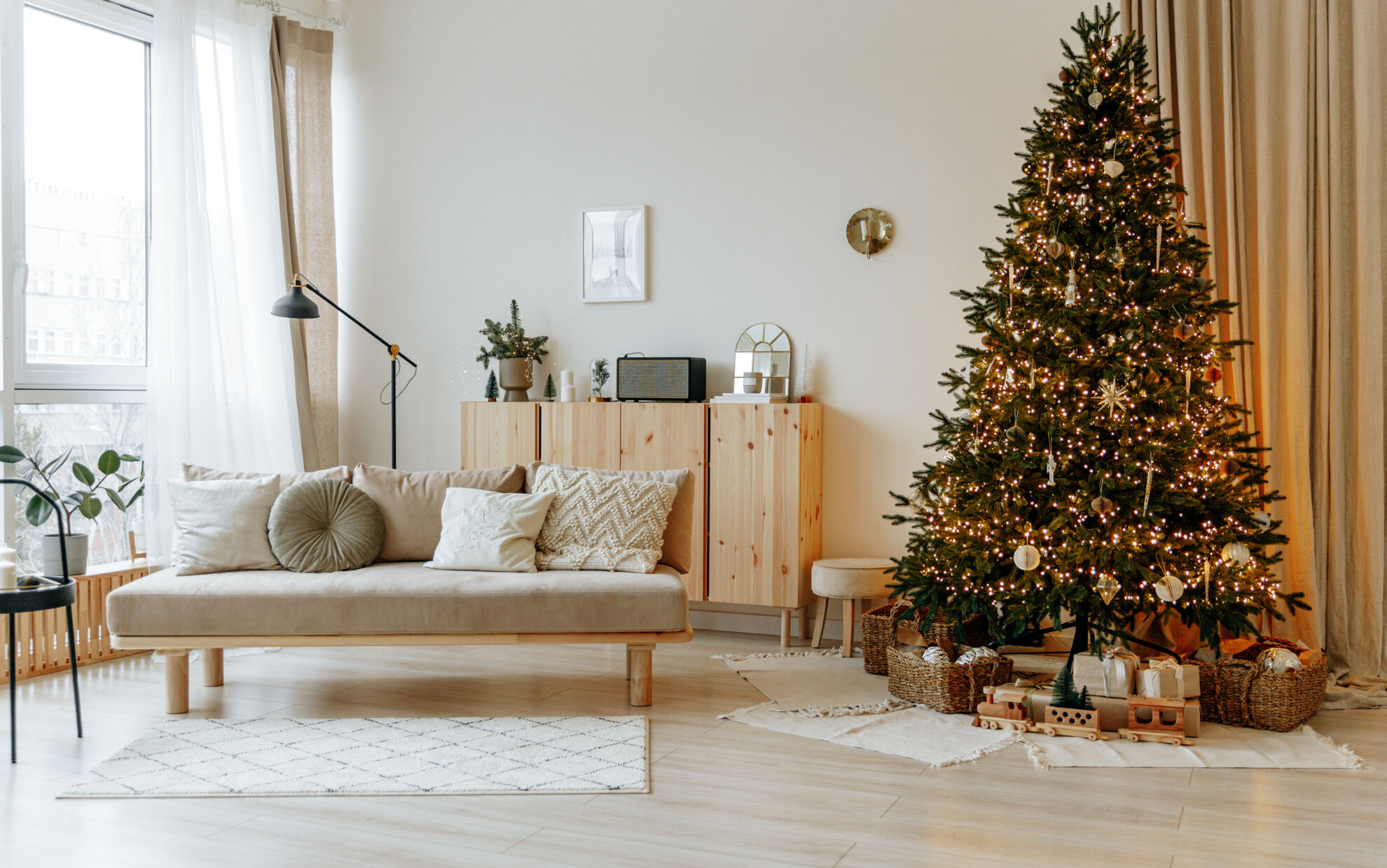 Sapin de noel artifciel réaliste dans un salon moderne