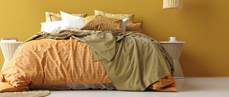 Dormitorio amarillo ocre