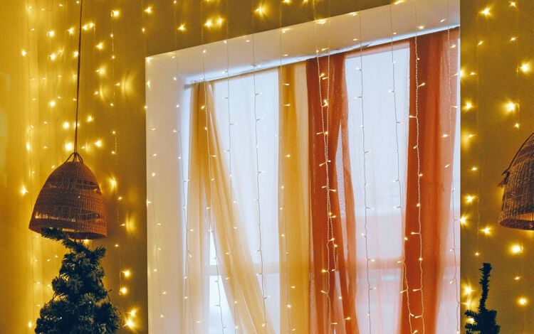 Wie eine Weihnachtslichterkette an der Wand aufhängen?