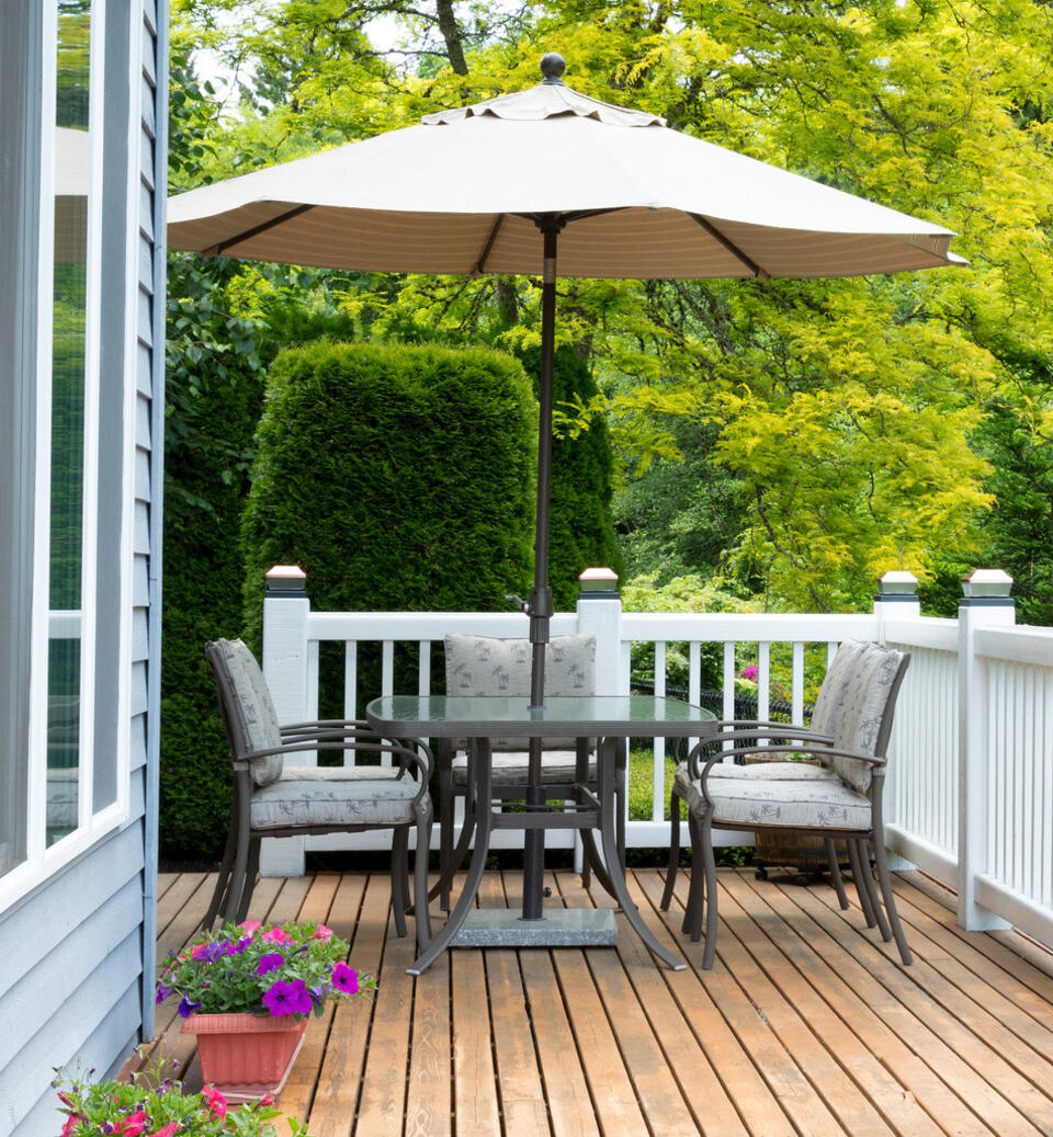 table extérieur avec parasol rond sur terrasse