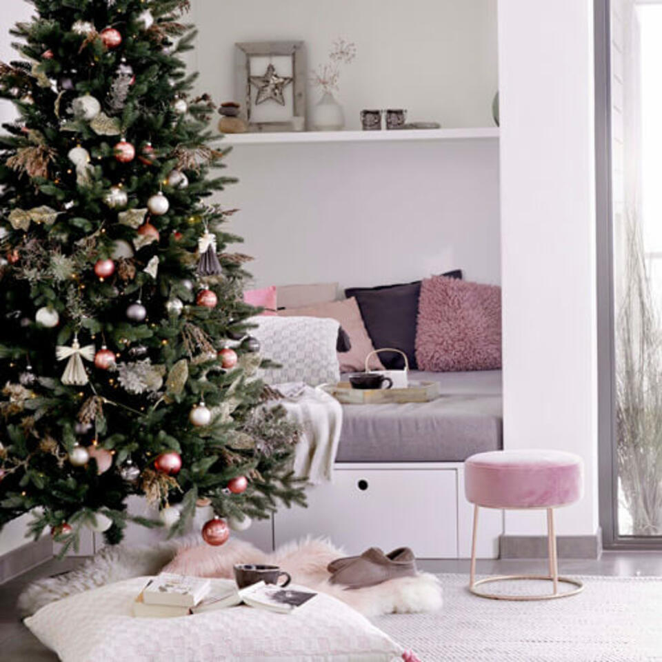 salon décoré en rose pour Noël