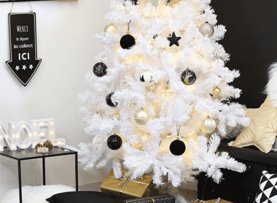 Geschmückter weißer Weihnachtsbaum
