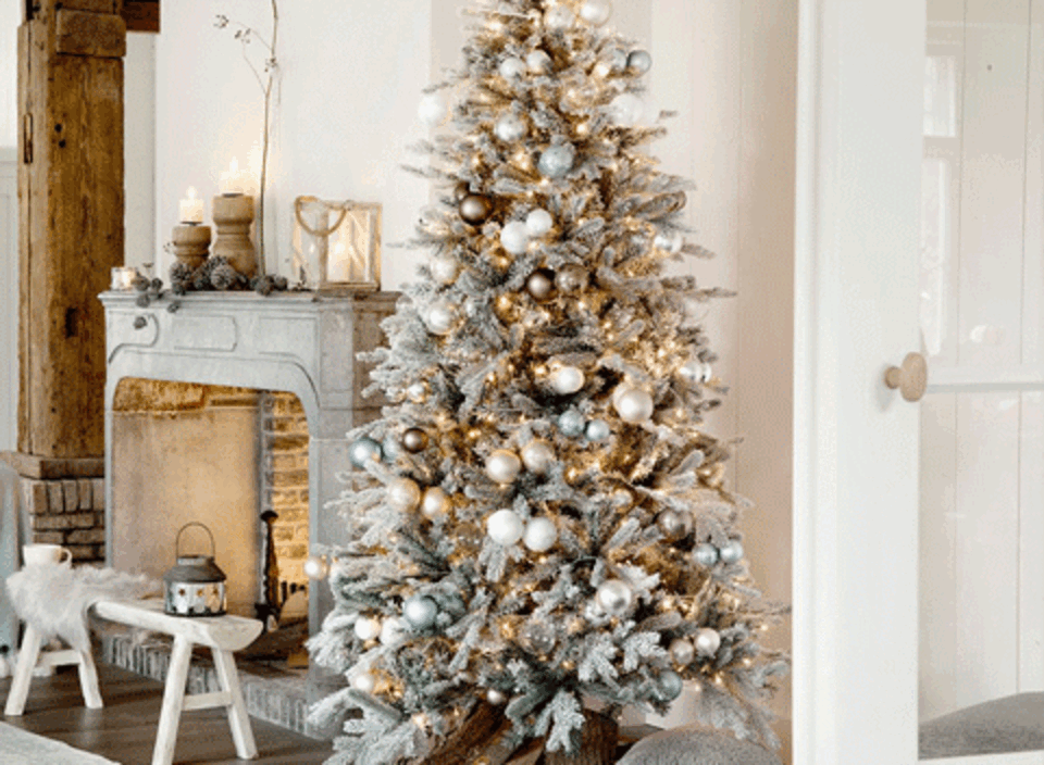 albero di Natale innevato