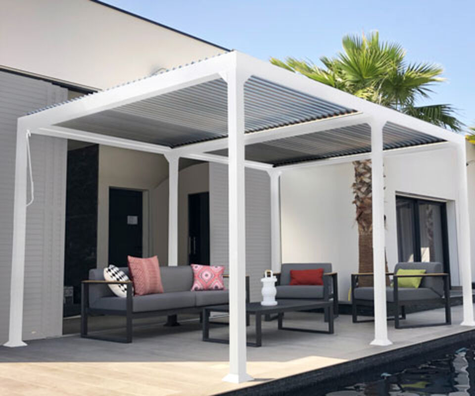 gazebo con listelli orientabili bianchi