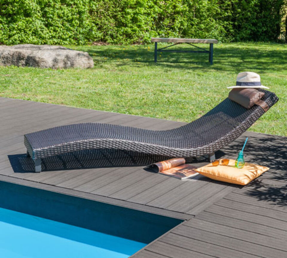 lettino da spiaggia in polyrattan