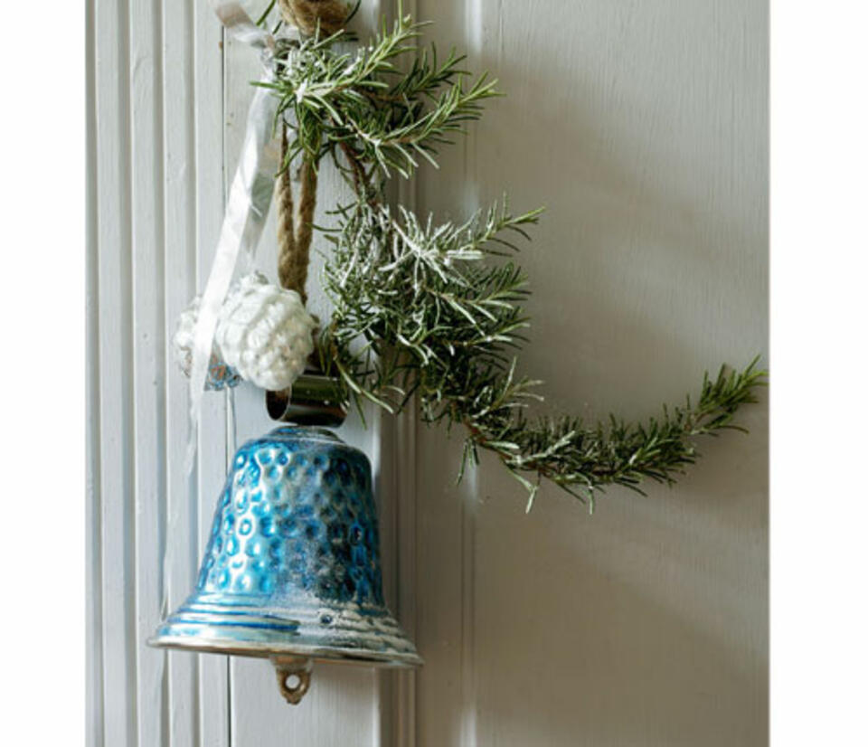 decoración navideña azul y plata para la puerta de entrada