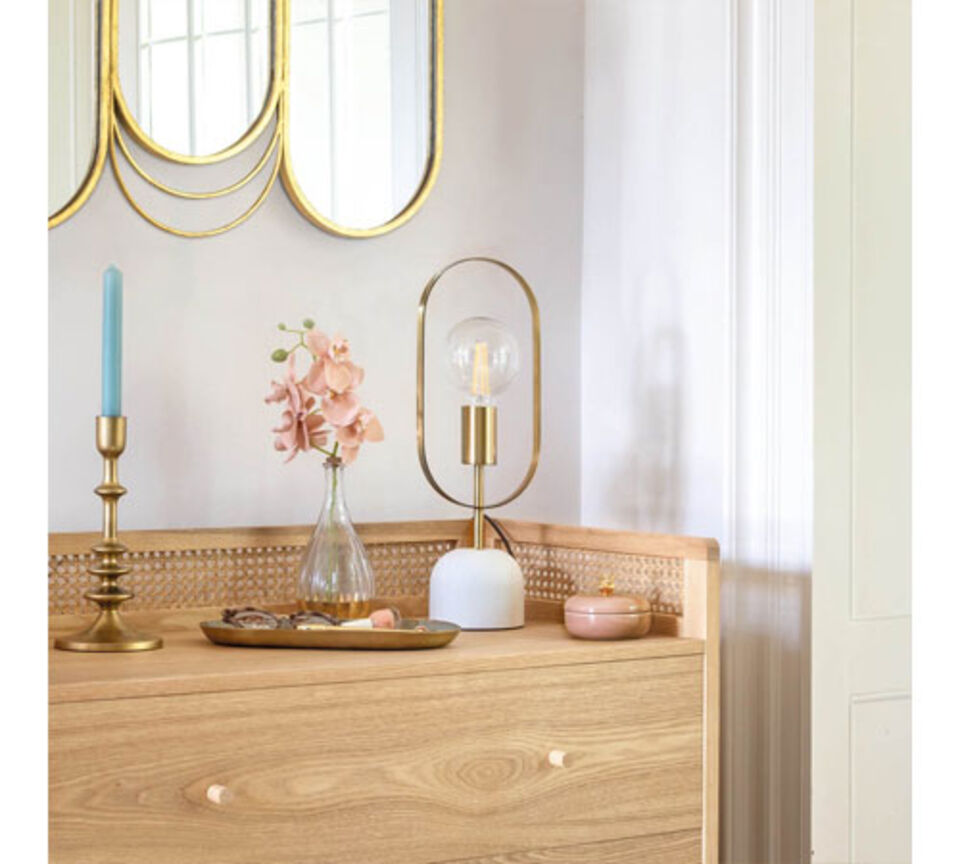 objeto dorado de decoración