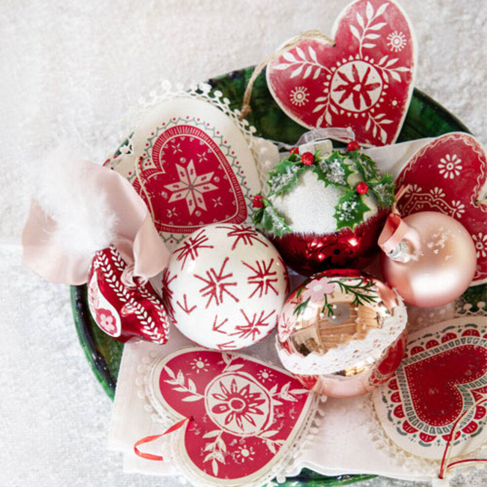 palline di Natale rosse e verdi con paillette