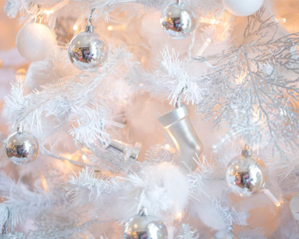 árbol de navidad blanco y dorado