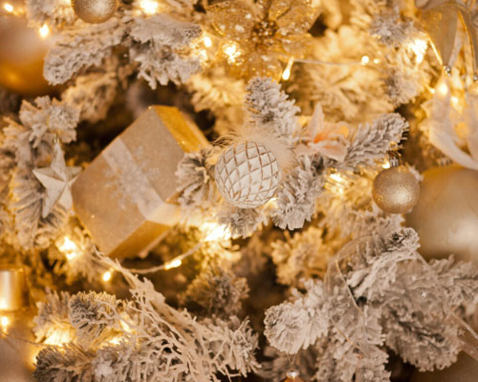 Weihnachtsbaum weiß und goldfarben
