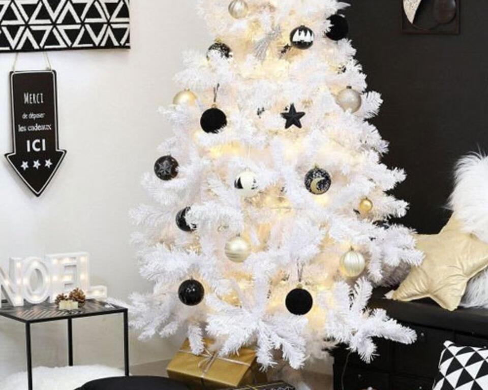 Weiße Weihnachtsbaum mit schwarzer Deko