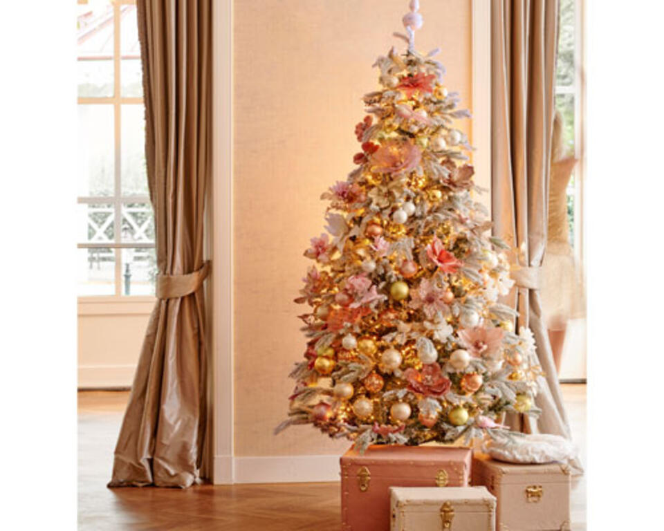 Romantisch geschmückter Weihnachtsbaum