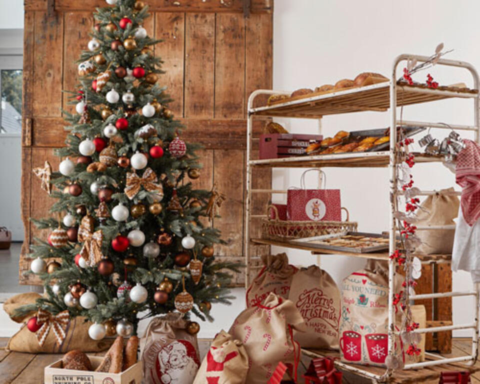 albero di Natale addobbato con decorazioni  americane