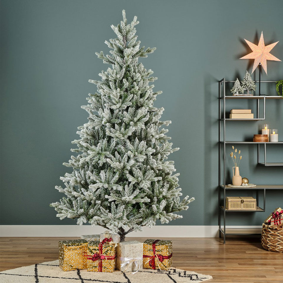 Verschneiter Weihnachtsbaum