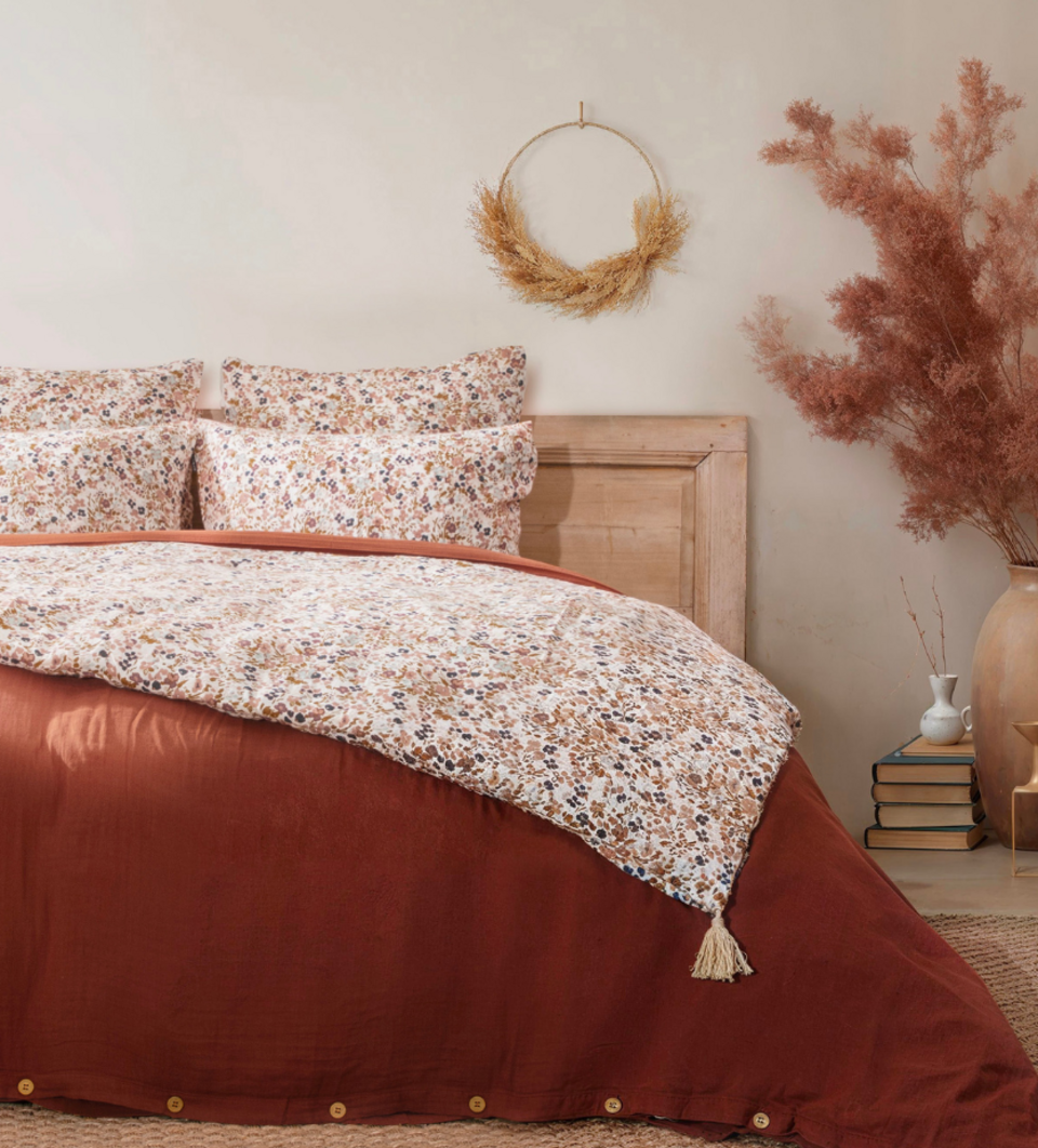 housse de couette et edredon en gaze de coton sur un lit