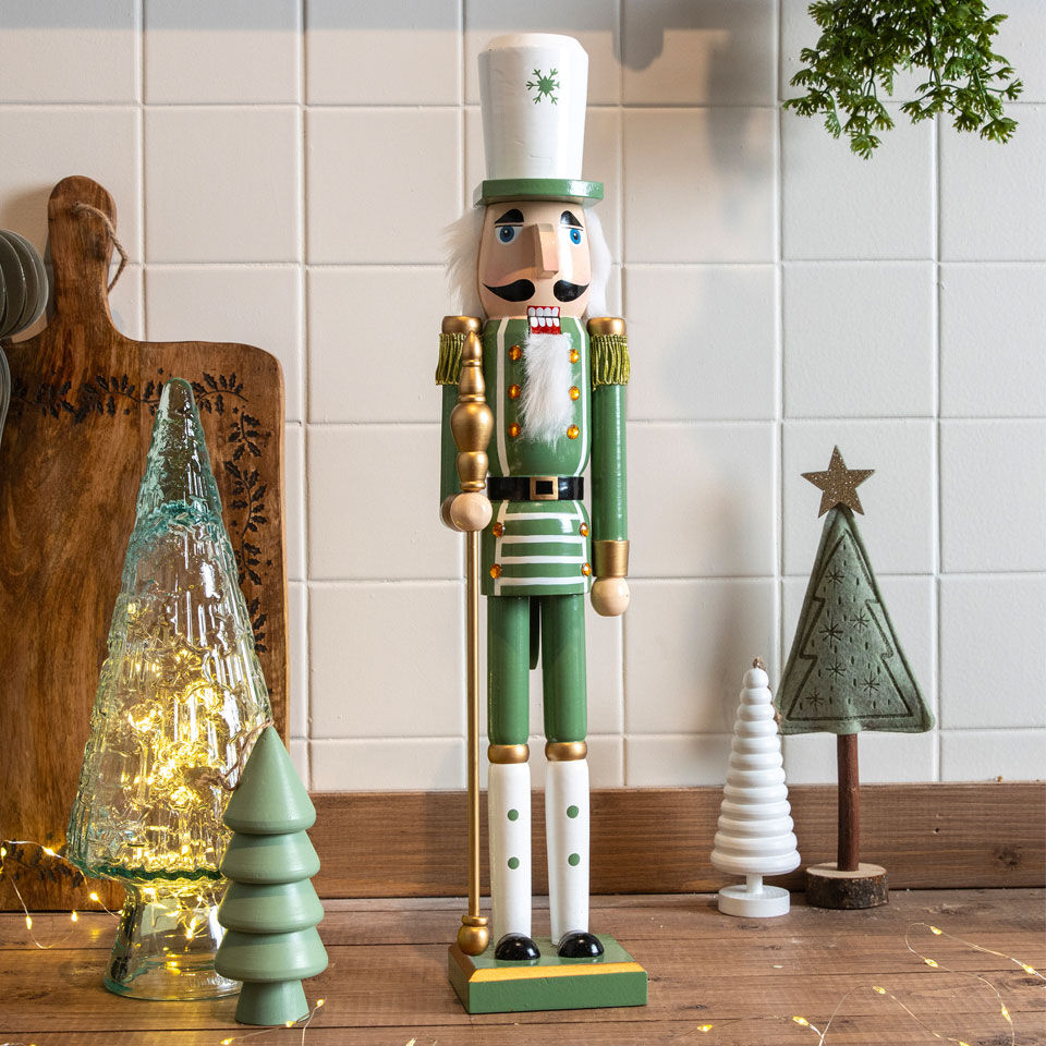 soldat casse noisette en bois vert