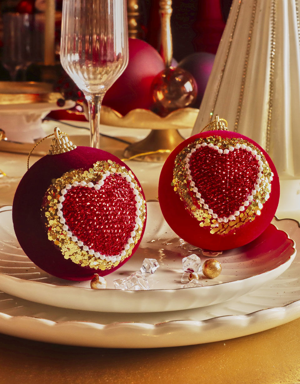 boules de noël paillettées motif coeur rouge et bordeaux