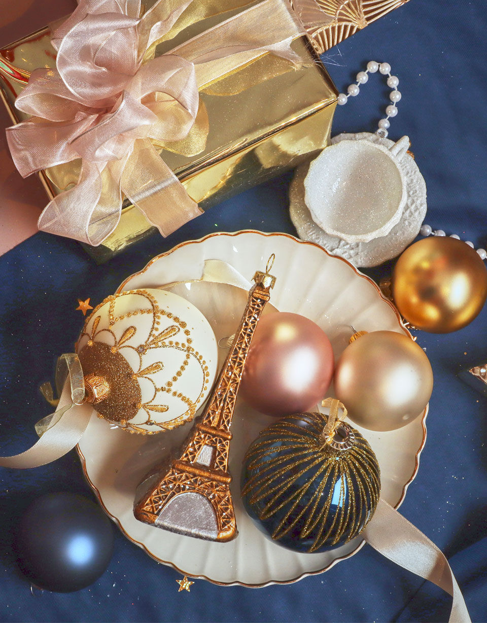 boules de noël dorées et rose poudré