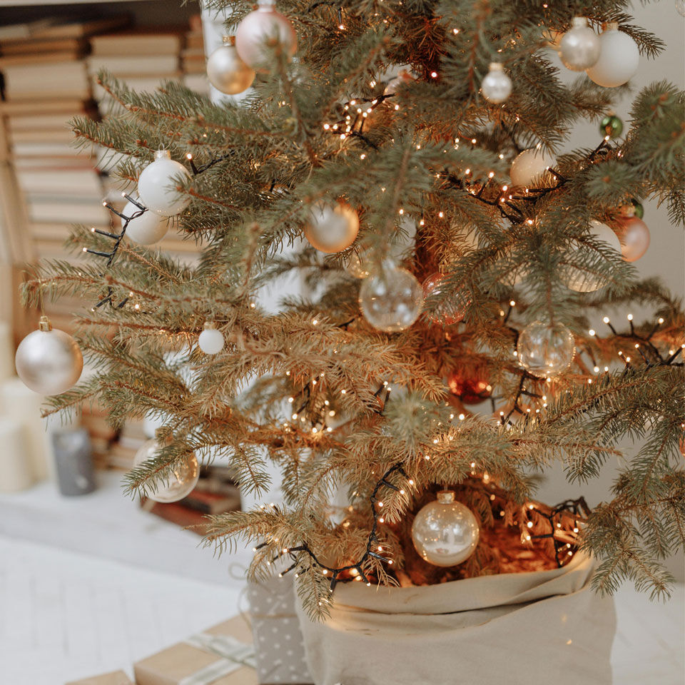 sapin de noël lumineux boules rose