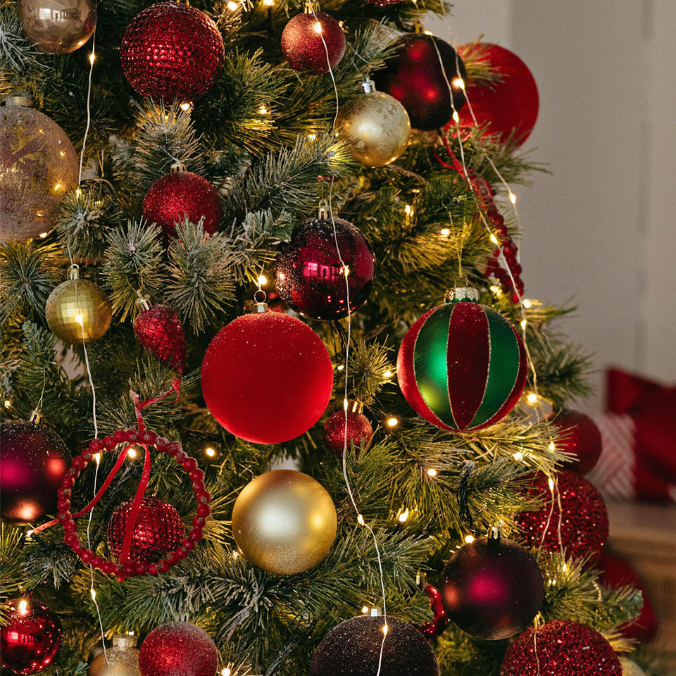 boules de noël dorées et rouges