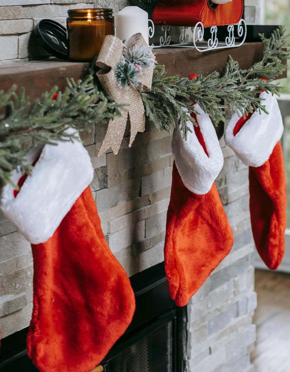 guirlande sapin noël avec chaussettes rouges