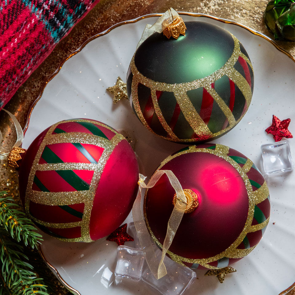 boules de noël quadrillées rouges et vertes