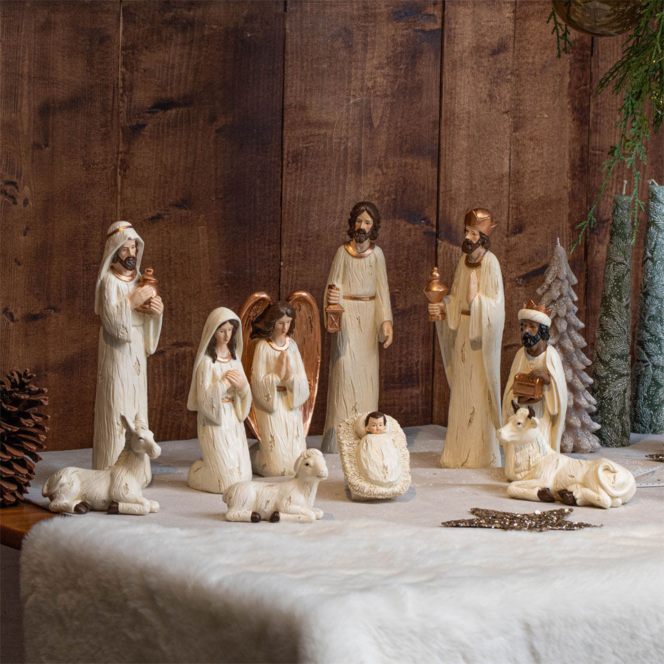 santons en résine beige