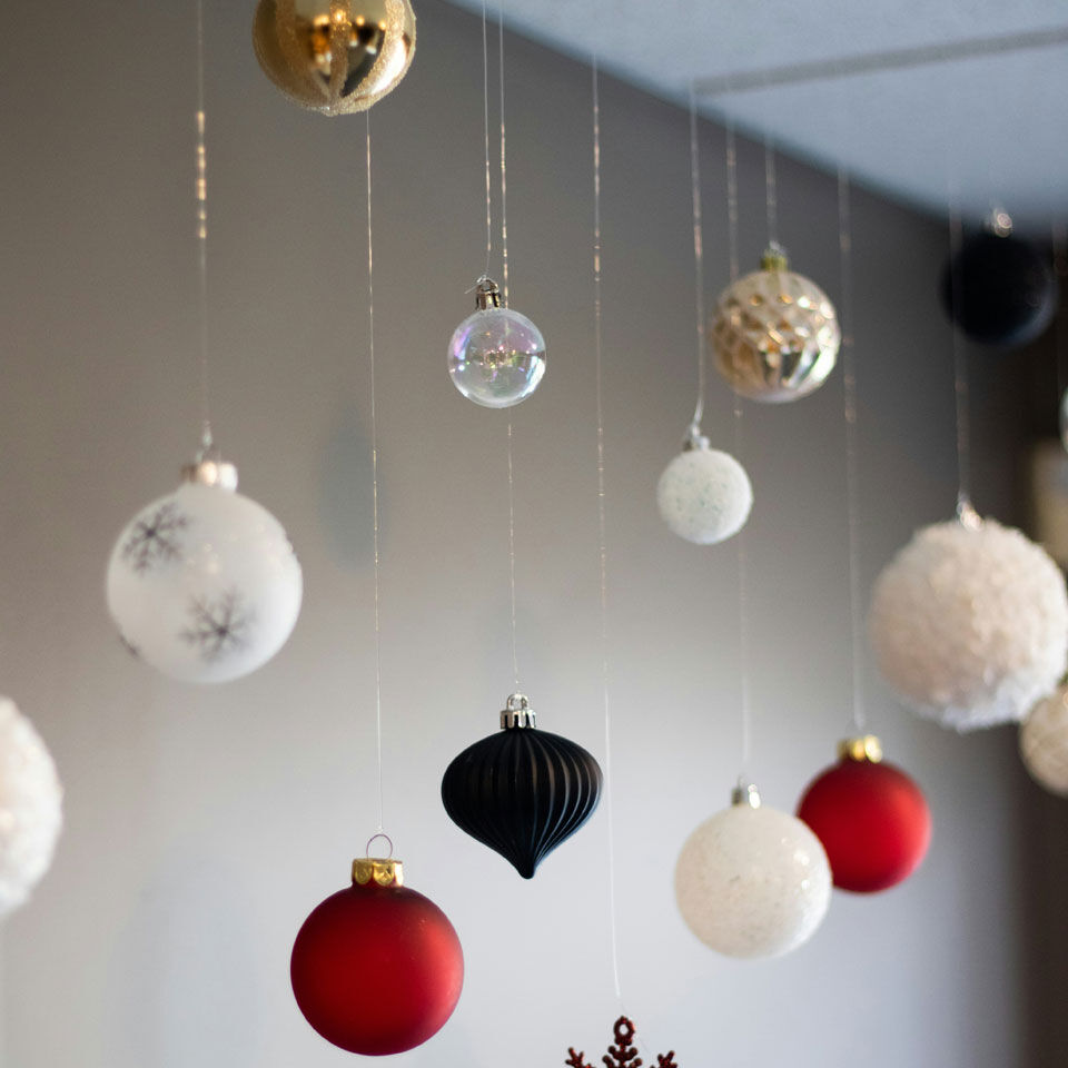boules de noël accrochées au plafond avec du fil nylon