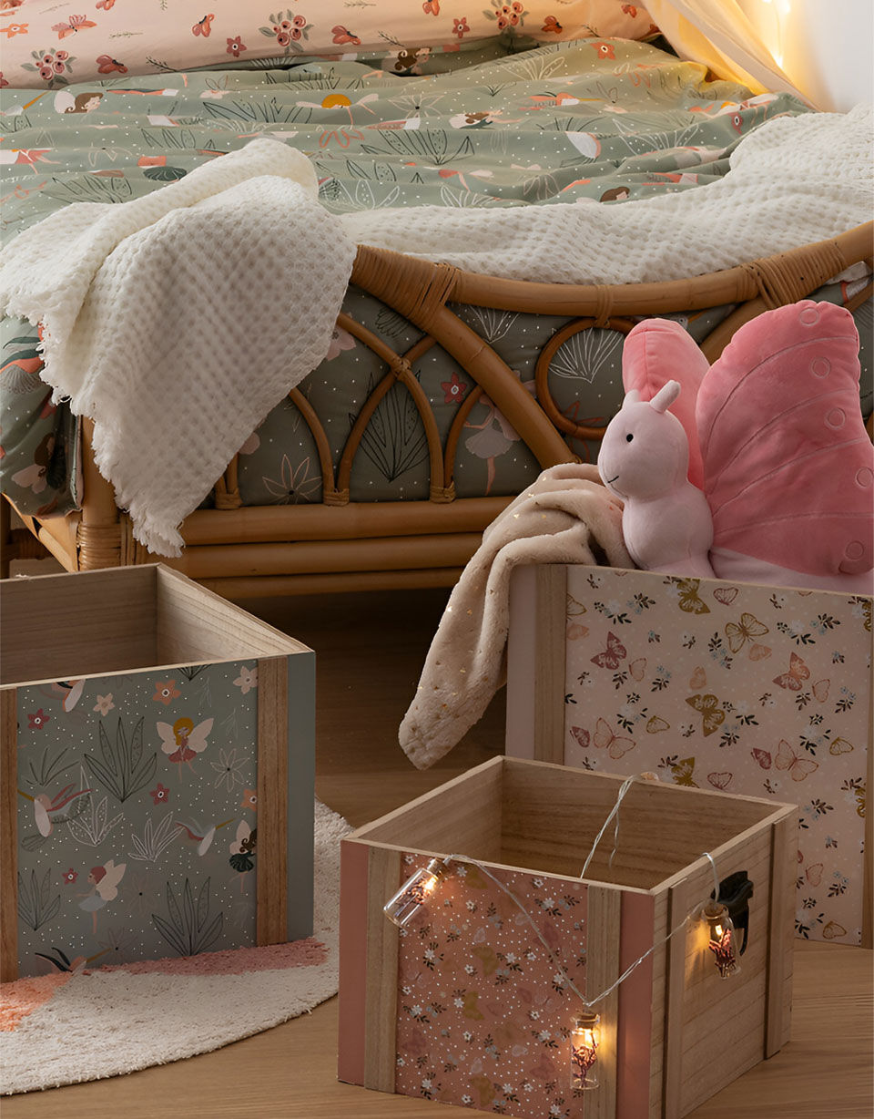 biancheria da letto con motivi fiabeschi e contenitori decorati