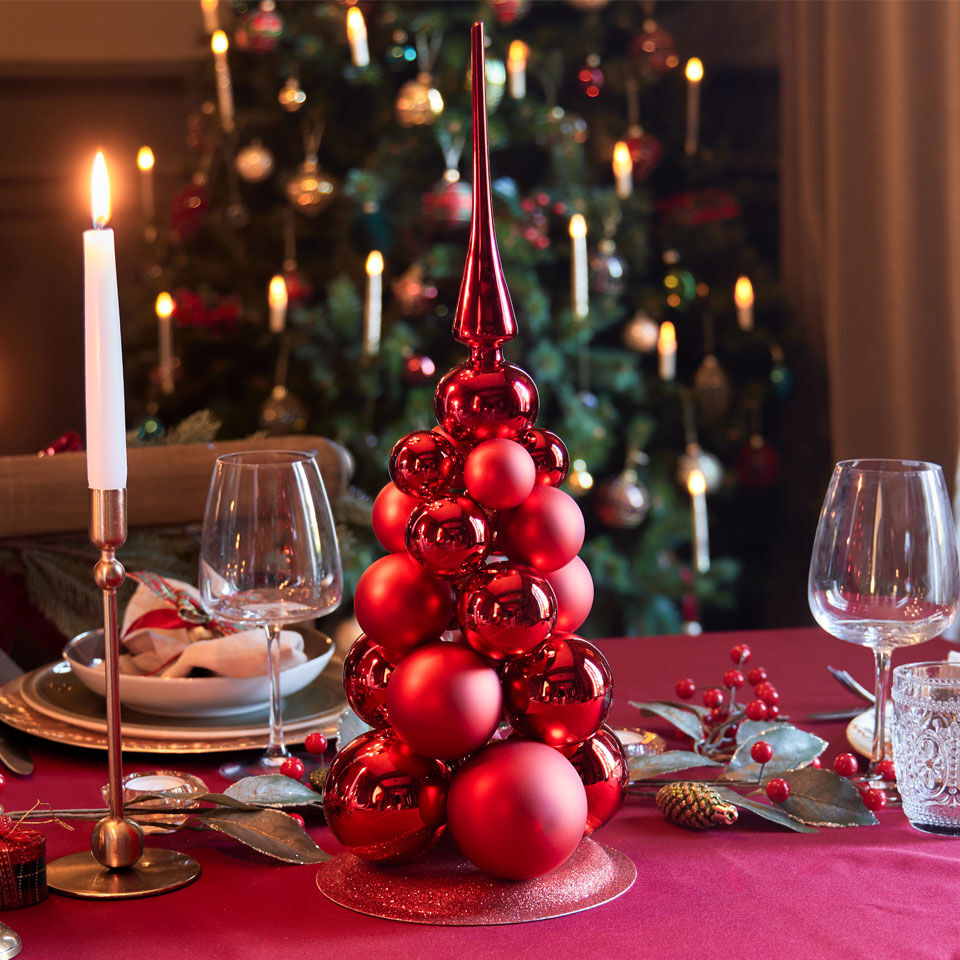 Decoración de mesa con bolas de Navidad rojas