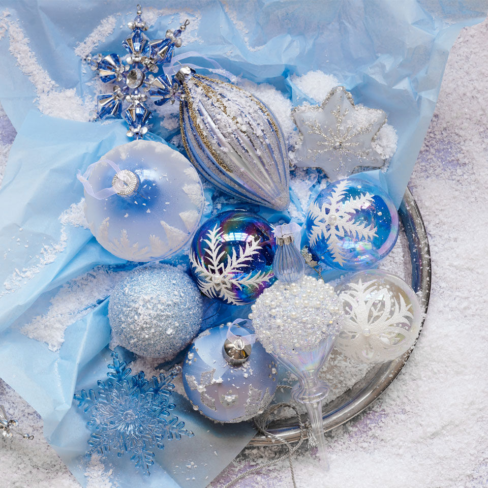 boules de noël bleu ciel et blanches