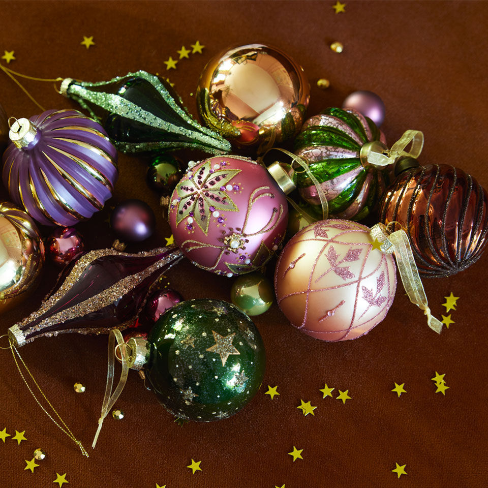 Surtido de bolas y adornos de Navidad de colores