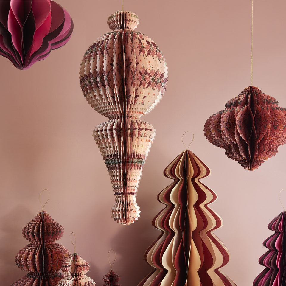 Árboles de Navidad y adornos de papel en tonos burdeos