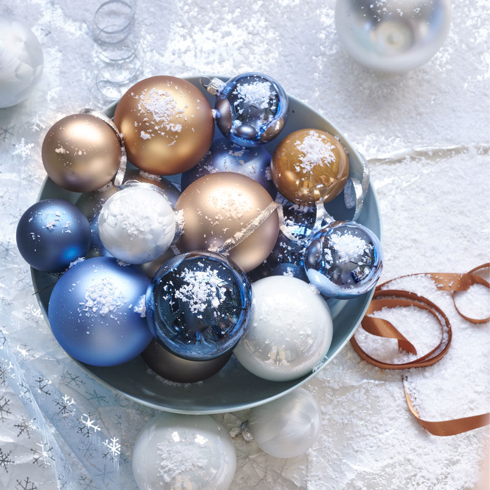 Bolas de Navidad azules y cobrizas