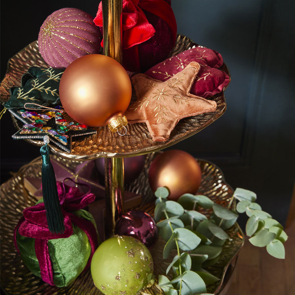 Bolas de Navidad cobrizas y estrellas de terciopelo bordado
