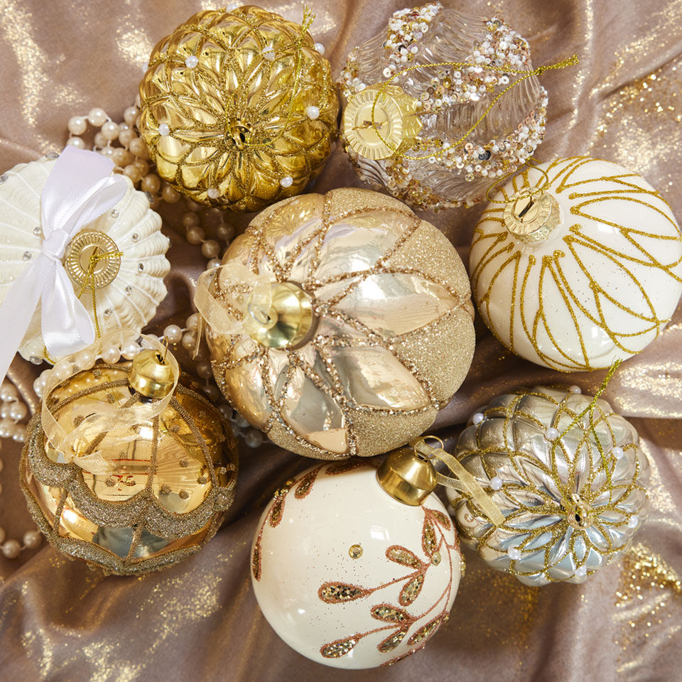 boules de noel romantiques dorées et blanches